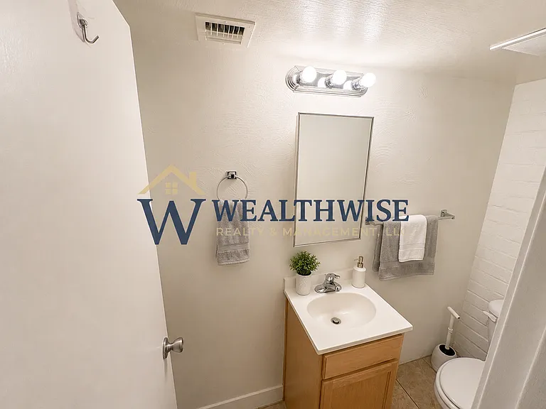 951 N Euclid Ave — Photo 7
