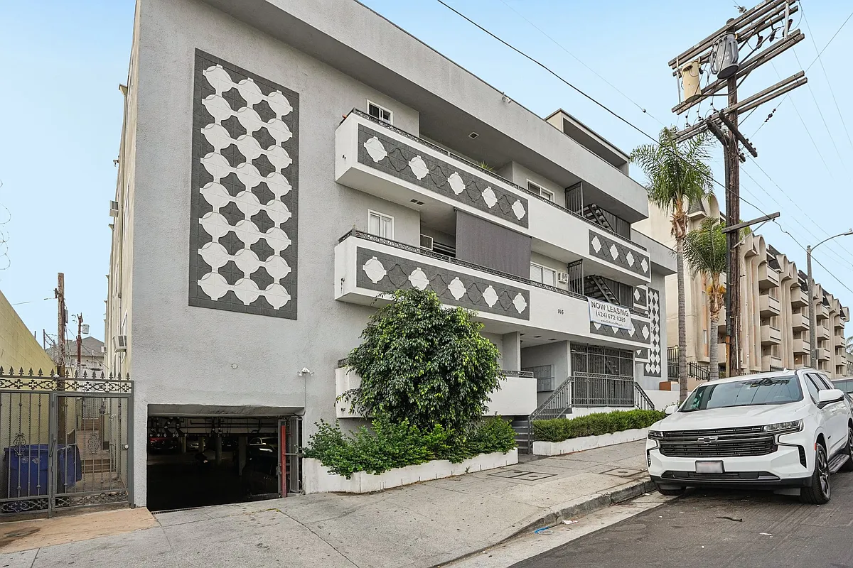 Building Photo - 916 S. Carondelet St.