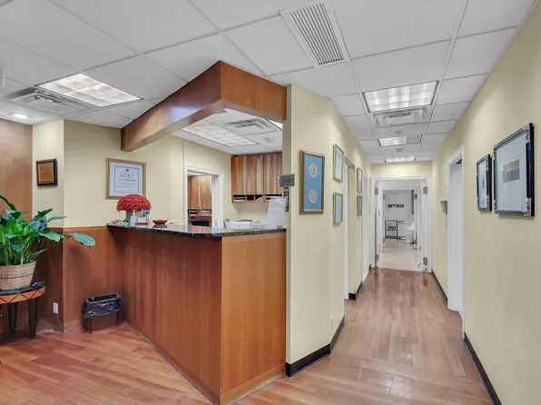 900 Park Avenue image 1 of 5