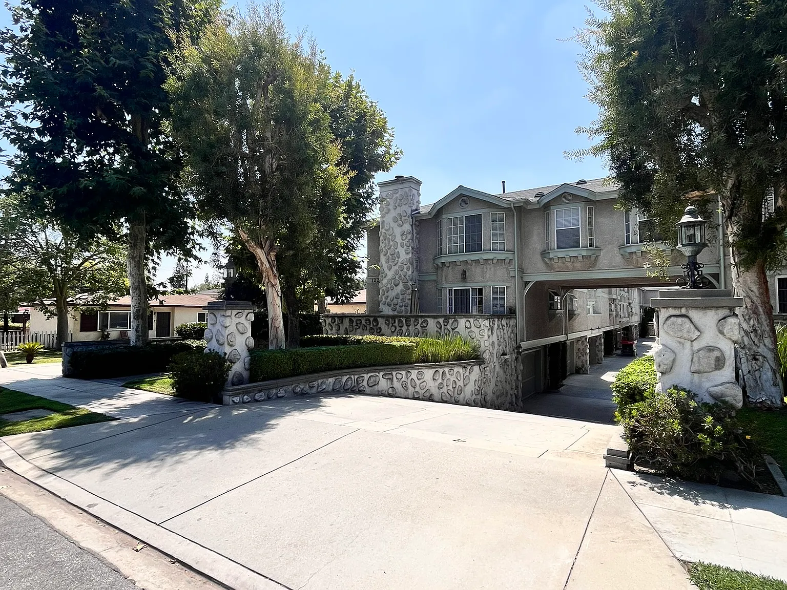 2 bed, 2.5 bath, 1285 sqft, $2,995 — Photo 2