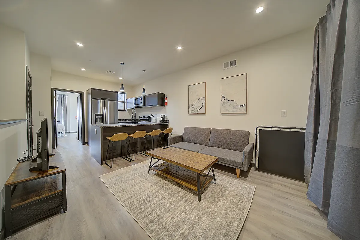 3 bed, 1200 sqft, $2,400 — Photo 3