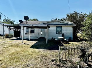 413 E Locust St, Whitewright, TX 75491