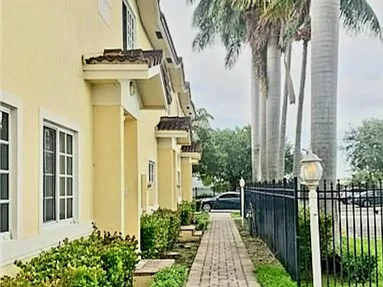 207 NE 4th Ct — Photo 4