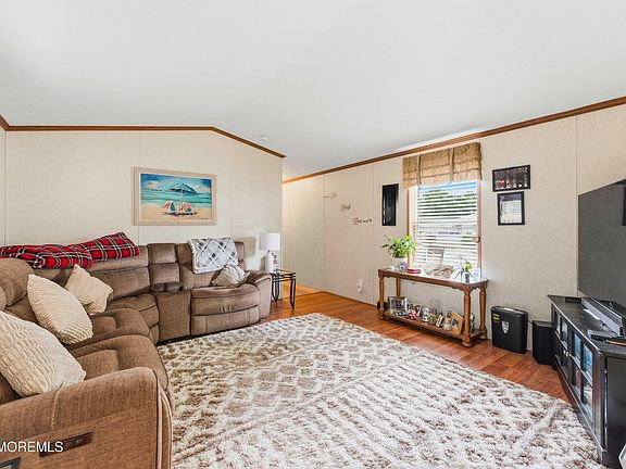 4th image of 309 Floral Way