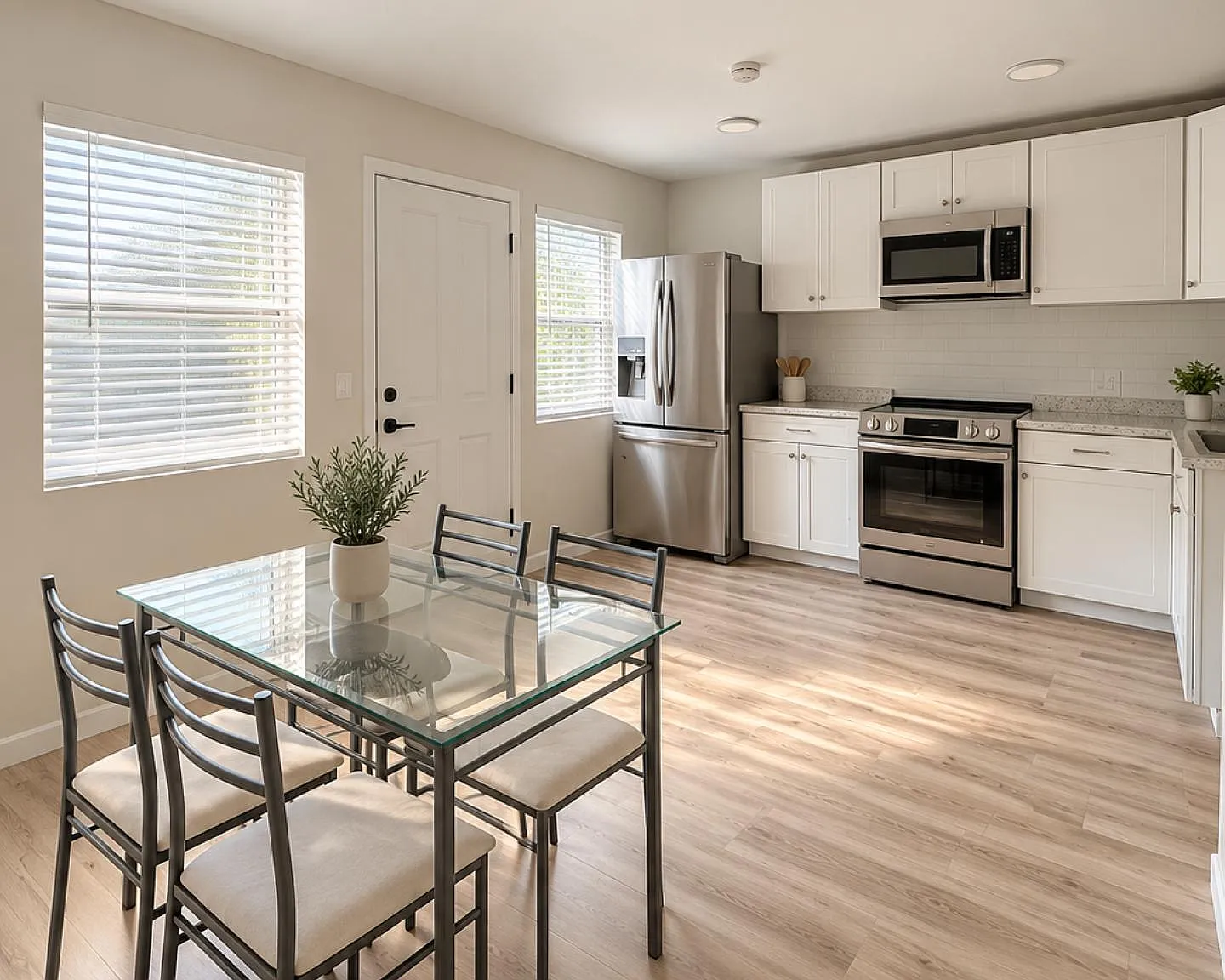 4 bed, 4.0 bath, 1100 sqft, $927 — Photo 2
