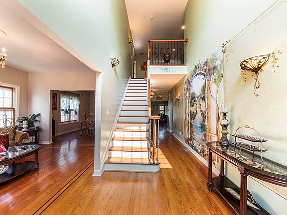 Inviting 28-Foot Foyer