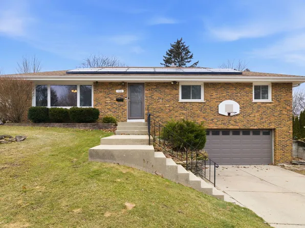 136 McKinstry Dr, Elgin, IL 60123