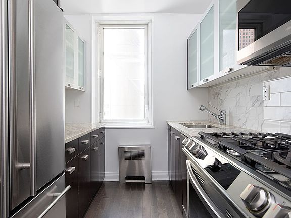 5th image of 212 E 47th St APT 31B