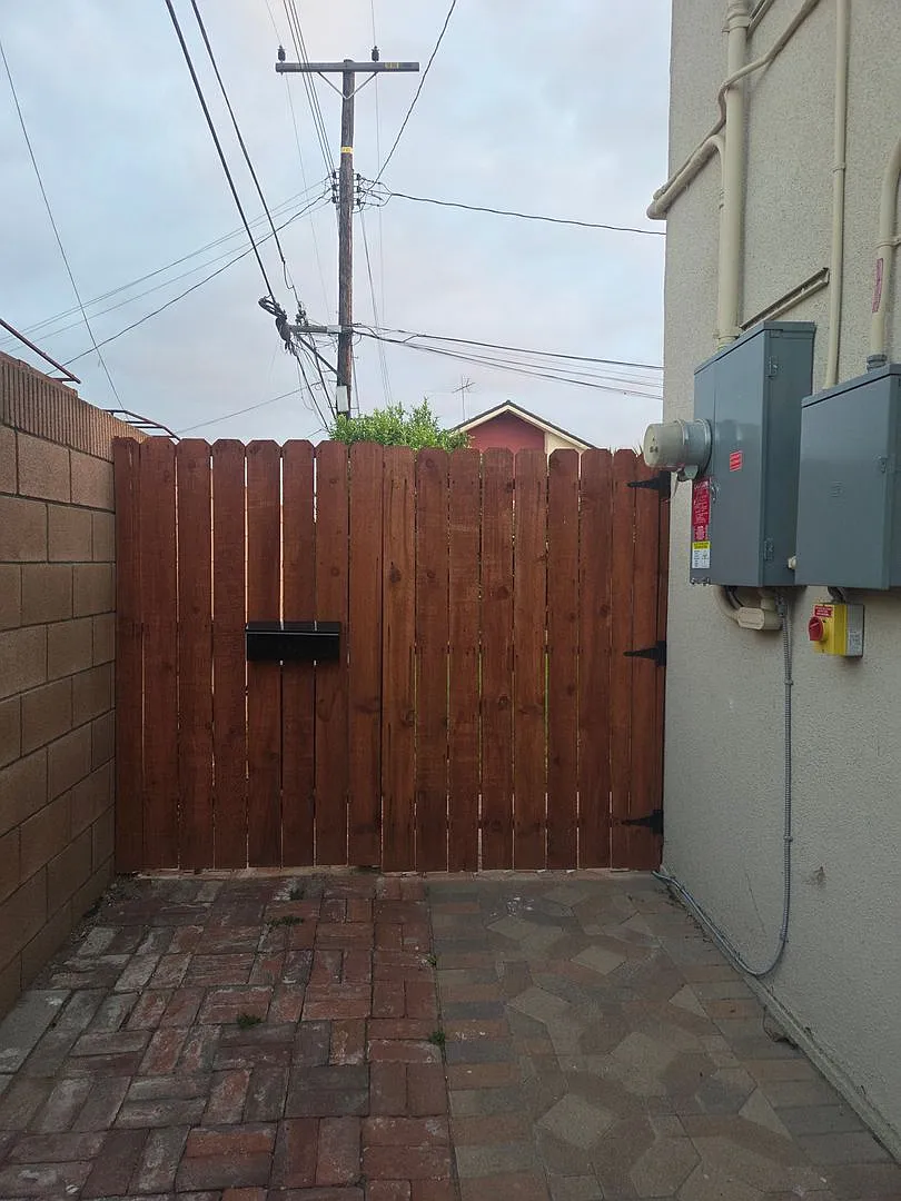 Spacious 1-bdrm back house- Available now! — Photo 3