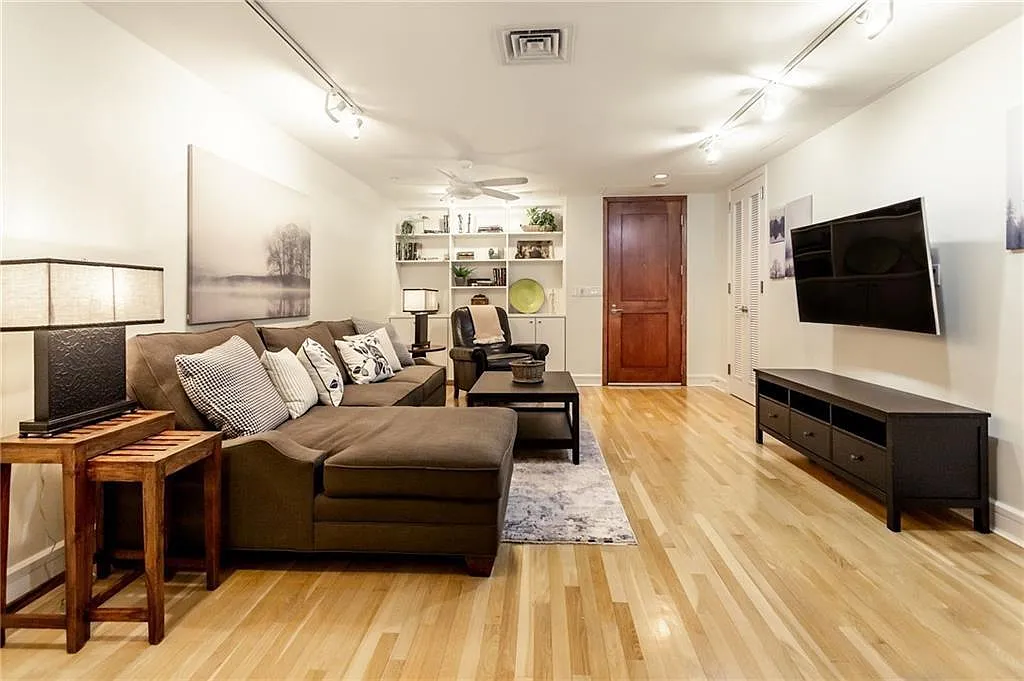 1 bed, 1.0 bath, 774 sqft, $3,000 — Photo 2