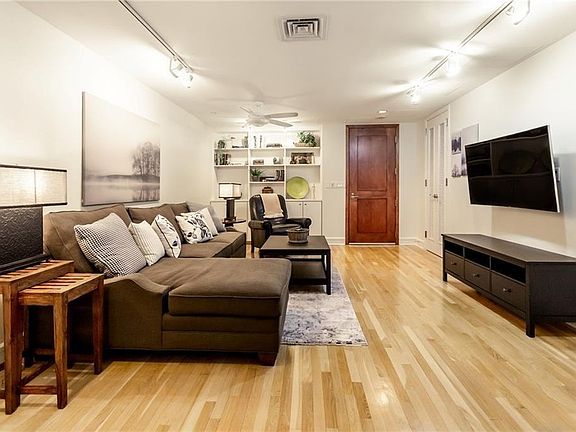 2nd image of 901 W 9th St APT 315