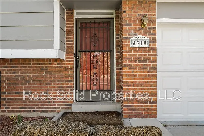 4 bed, 2.0 bath, 1890 sqft, $2,295 — Photo 4