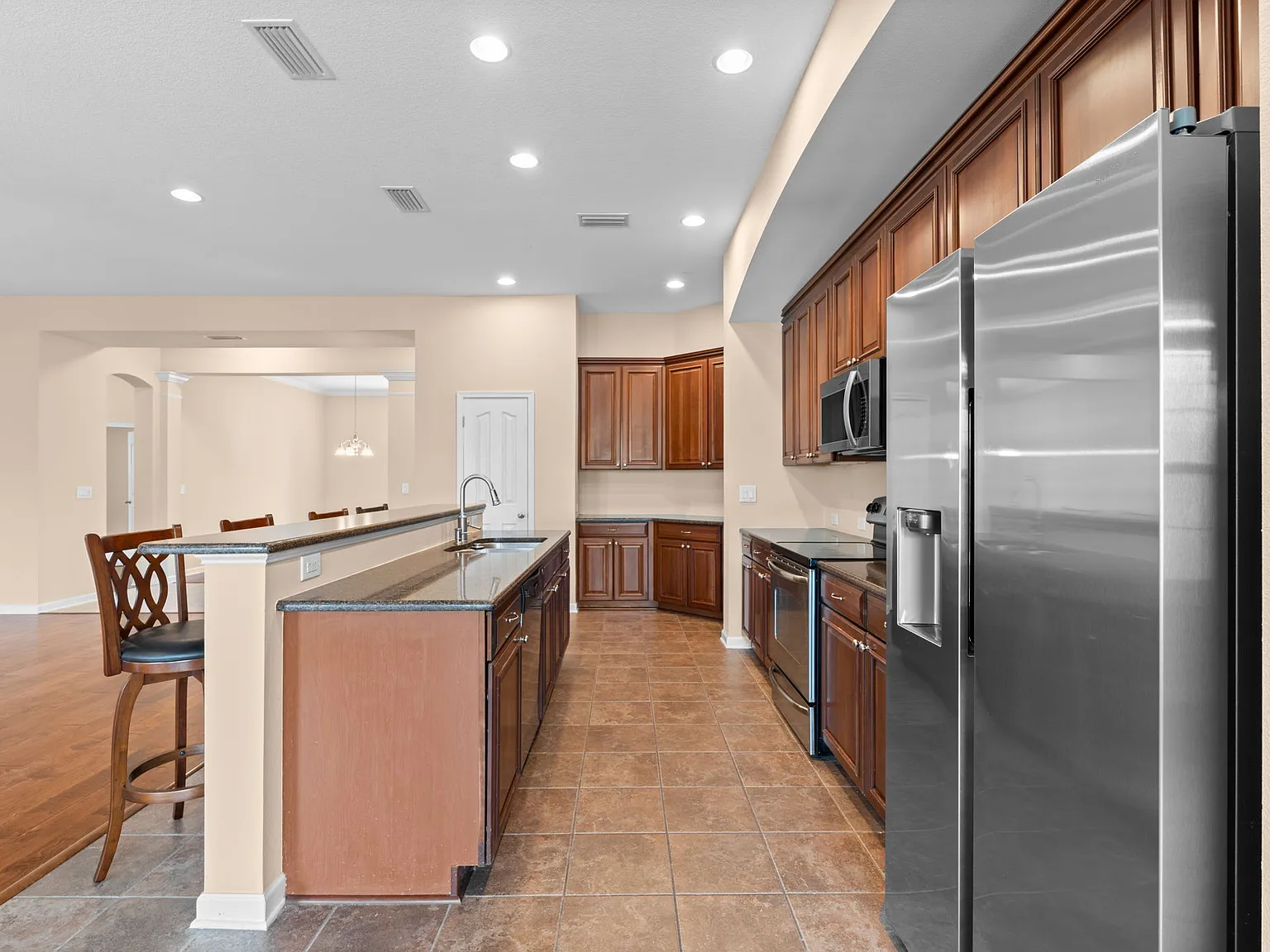 5 bed, 3468 sqft, $2,995 — Photo 4