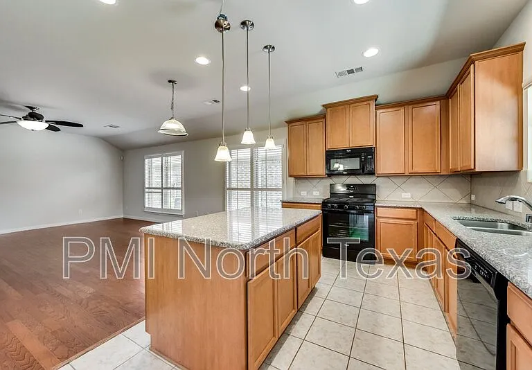 2404 Sun Creek Dr — Photo 11