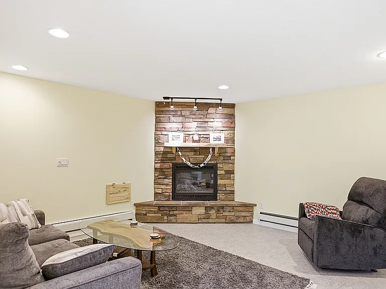 814 Stuart St — Photo 21