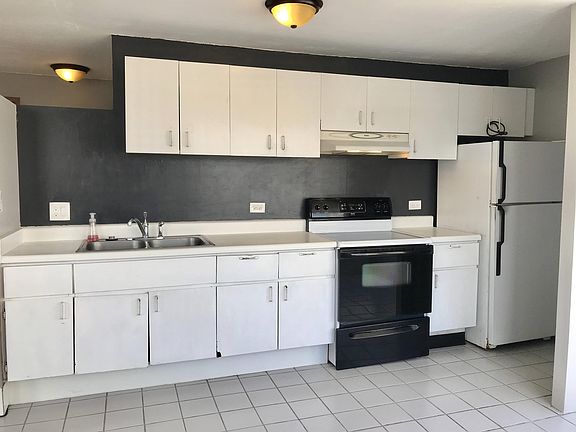 Ceramic stove top and oven. Full refrigerator.