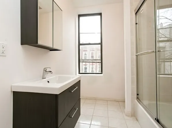 194 Vernon Avenue image 3 of 22