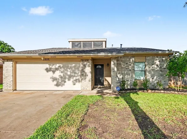 1227 Mission Dr, La Porte, TX 77571