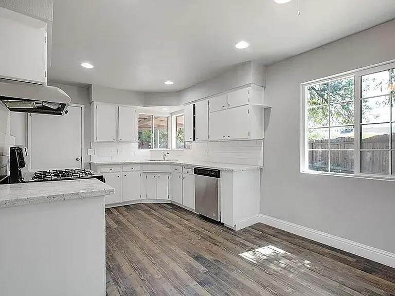 1185 Lincolnwood Cir — Photo 5