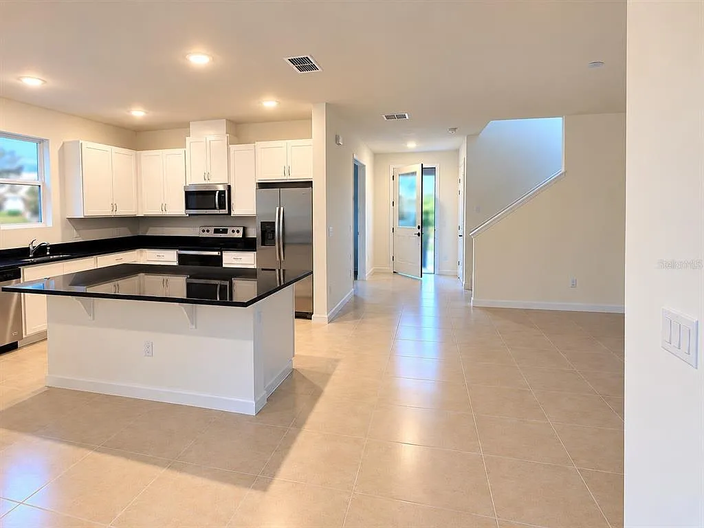 3 bed, 2.5 bath, 2110 sqft, $2,950 — Photo 3