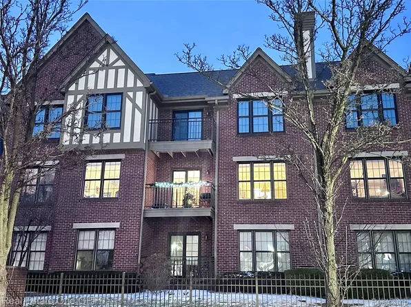 26 Pointe Park Pl #303, Grosse Pointe, MI 48230