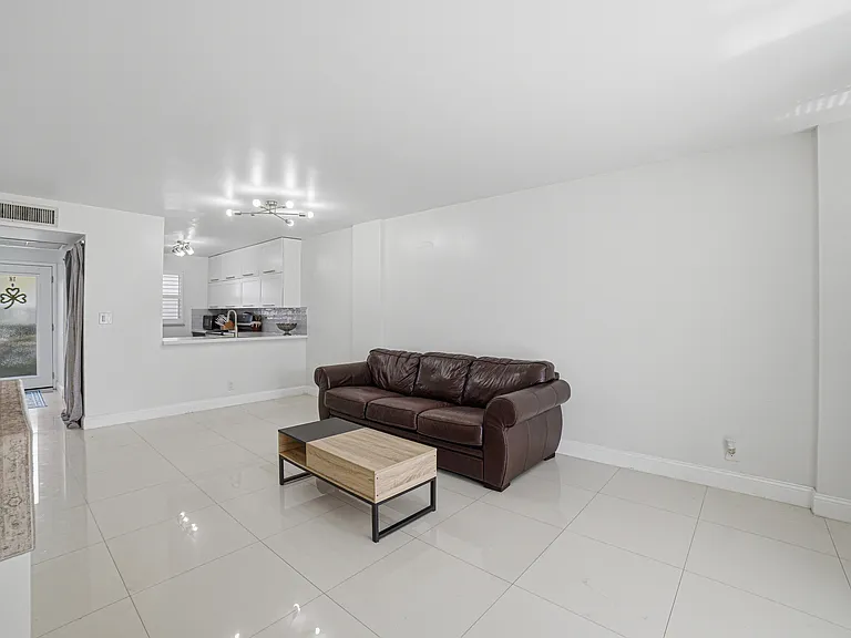 117 Royal Park Dr #1H — Photo 7