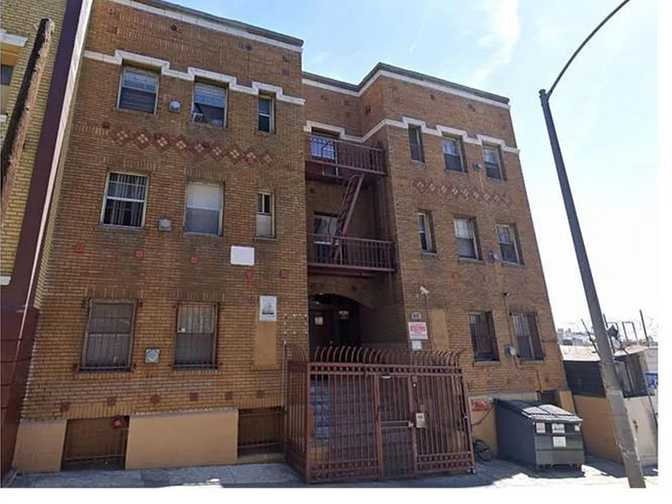 BAE - 512 Bonnie Brae Apts