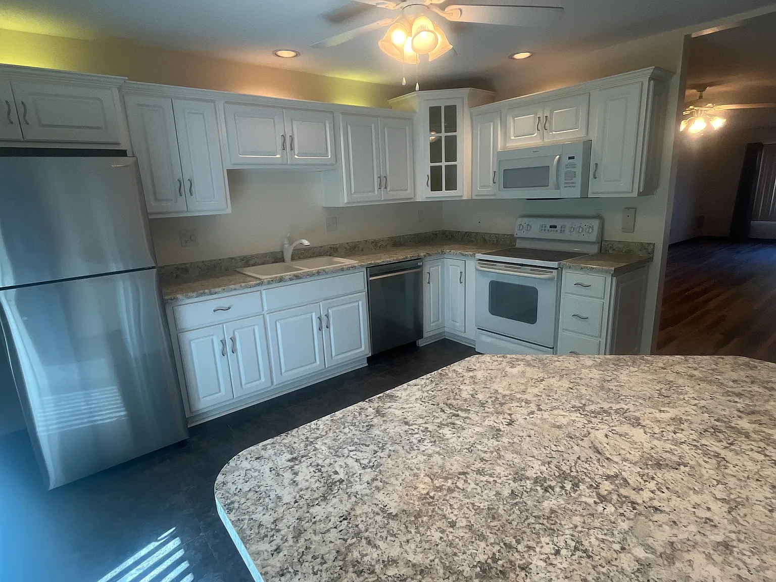 2 bed, 1400 sqft, $1,800 — Photo 4