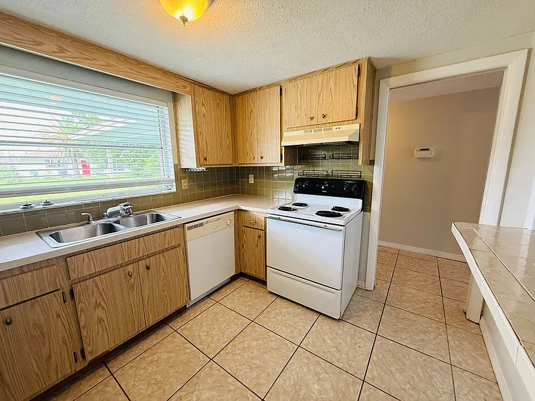 7910 Lilac Dr — Photo 10