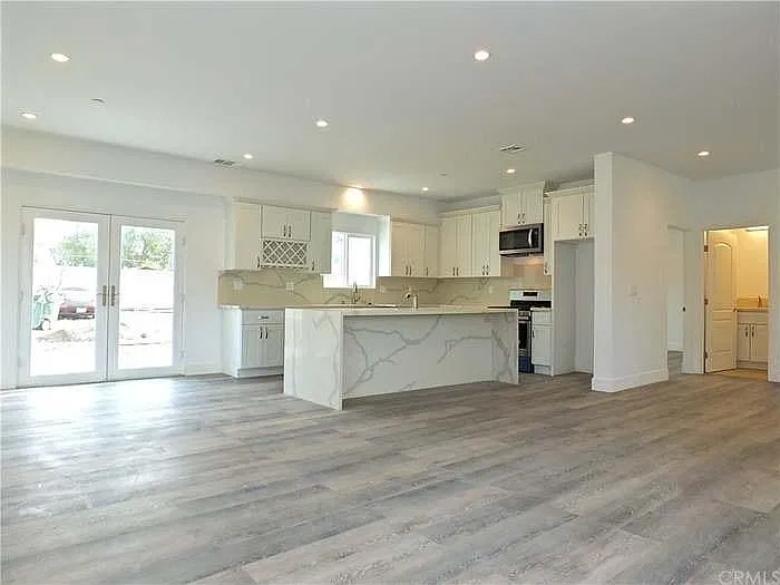 5 bed, 2150 sqft, $5,600 — Photo 4