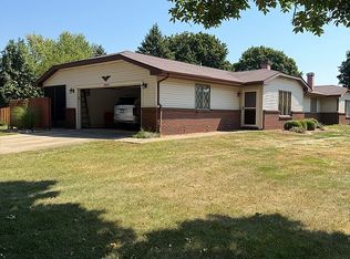 1900 Waterford Dr, Springfield, IL 62703