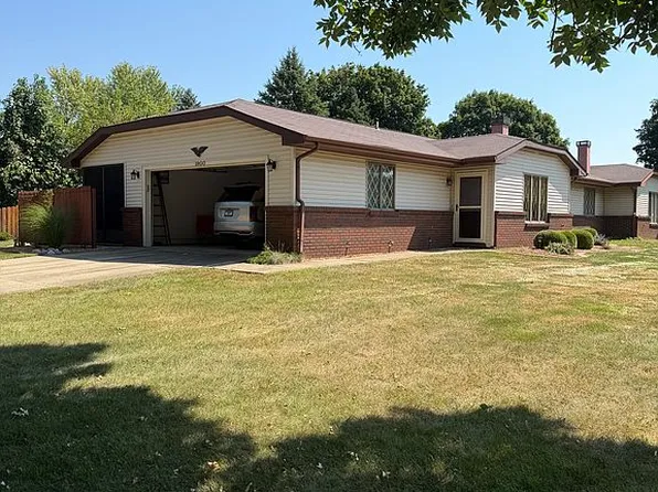 1900 Waterford Dr, Springfield, IL 62703