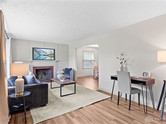 4th image of 77 Laura Ave