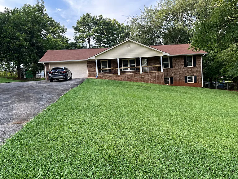 18 Oakdale Dr — Photo 2