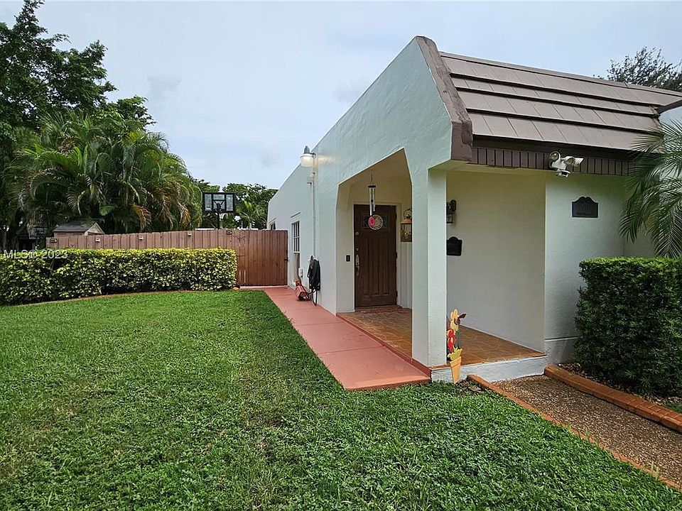 1st image of 7413 Twin Sabal Dr #7413
