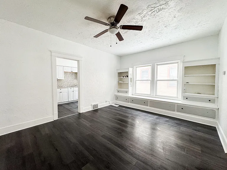 3 bed, 1.0 bath, 1200 sqft, $1,300 — Photo 18