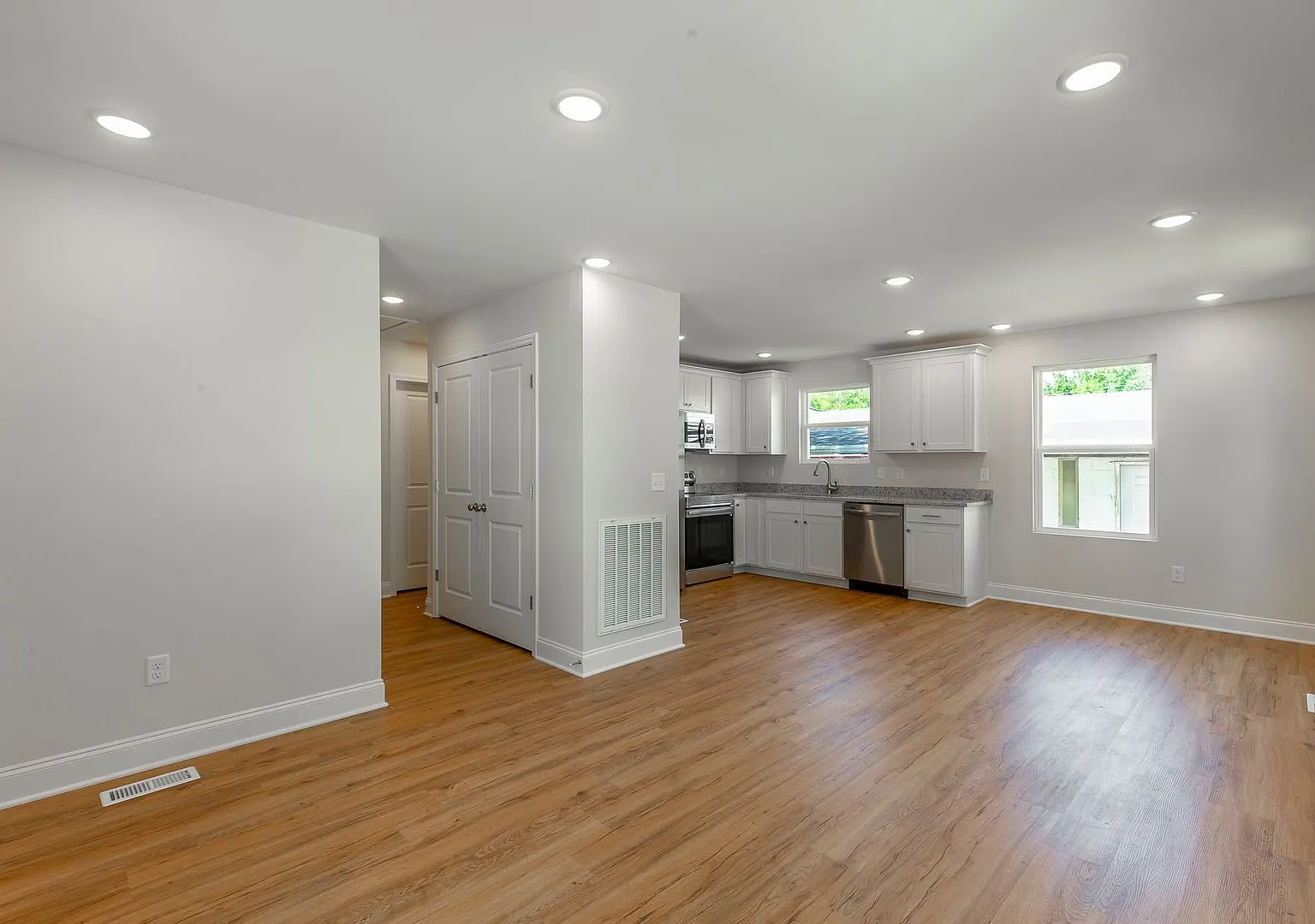 1634 S Lyerly Street — Photo 4
