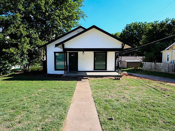 Large front yard, yard is not fenced