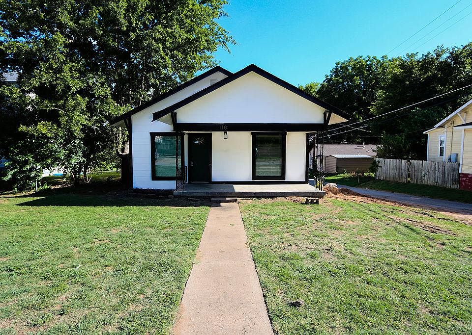Large front yard, yard is not fenced