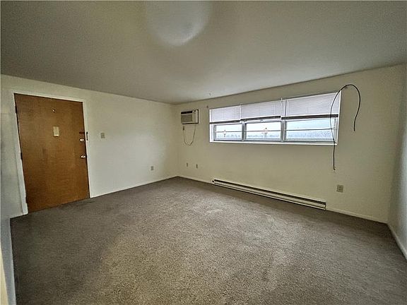 4th image of 401 Colonial Dr #1