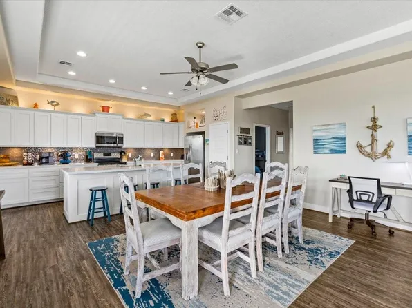 940 Driftwood Dr, Crystal Beach, TX 77650