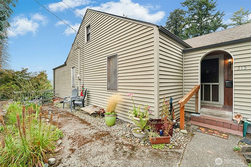 2nd image of 315 24th Avenue SW