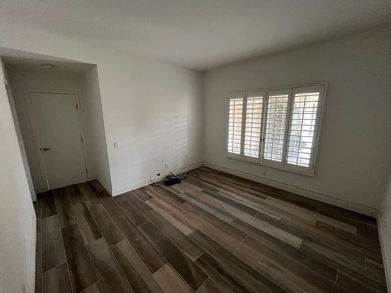289 Vista Royale Cir W — Photo 19