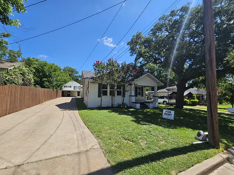806 W Spring St — Photo 2