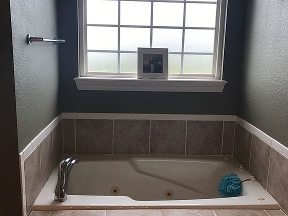 3rd image of 1010 Applewood Cir