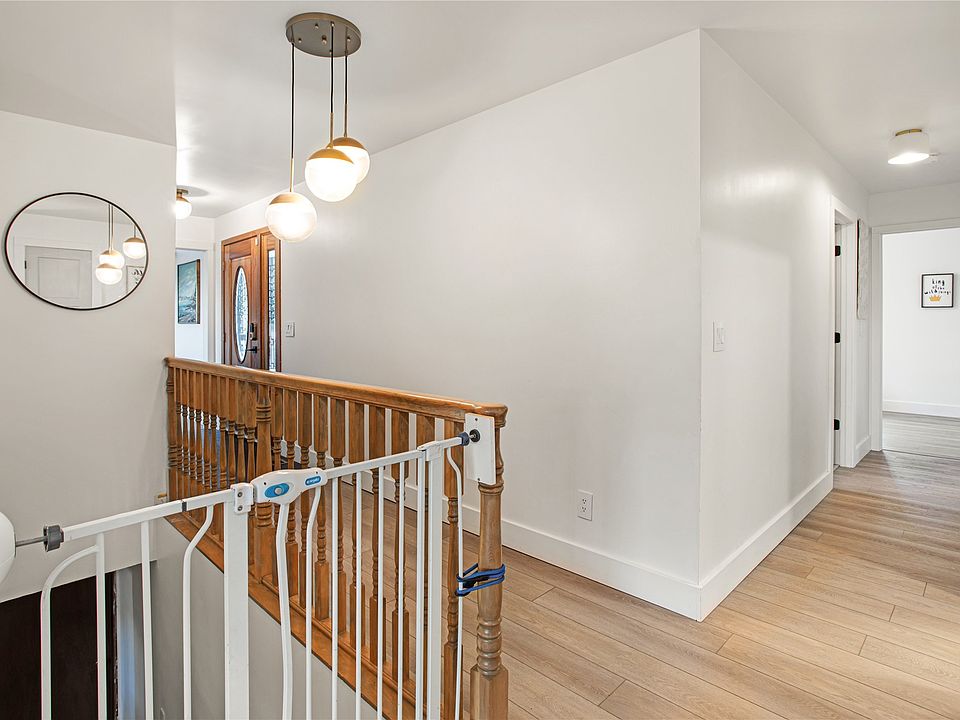 1st image of 6005 N Meadowwood Ln
