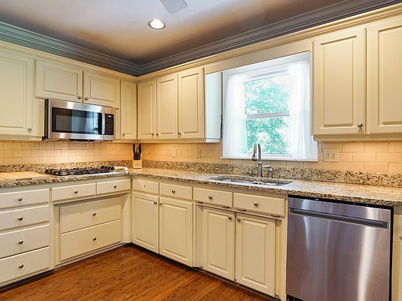 3rd image of 1805 Winchester Cir