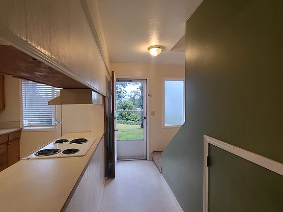 5th image of 1430 SE 2nd Pl #9