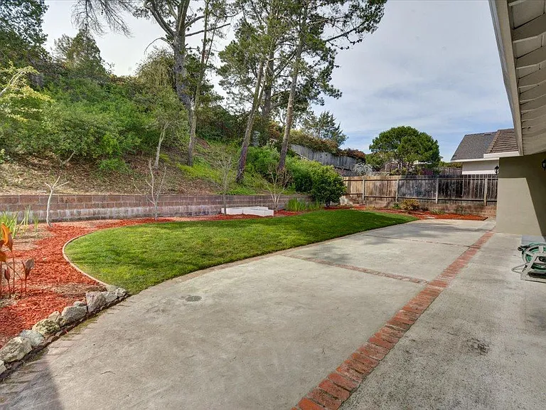 207 Valencia Dr — Photo 32