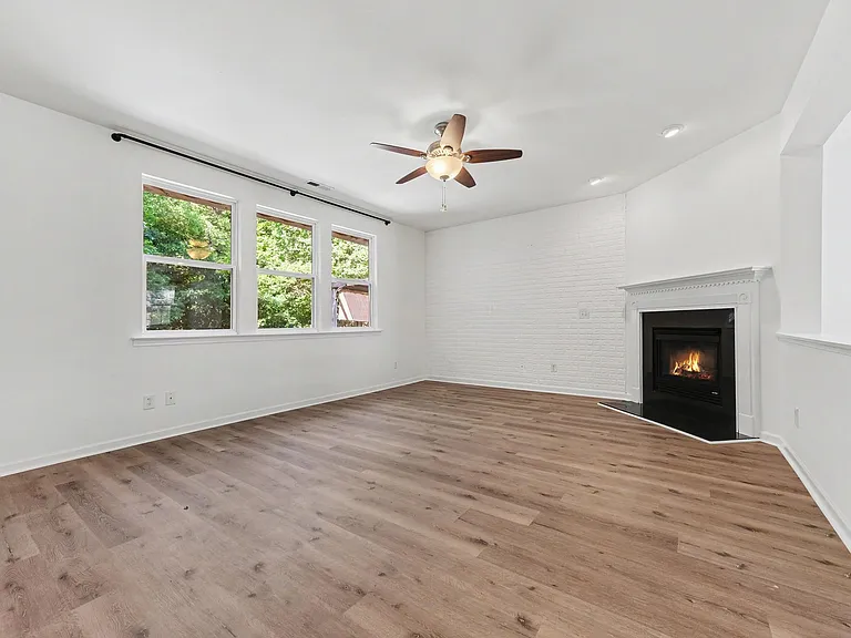 508 Ashburn Ln — Photo 8